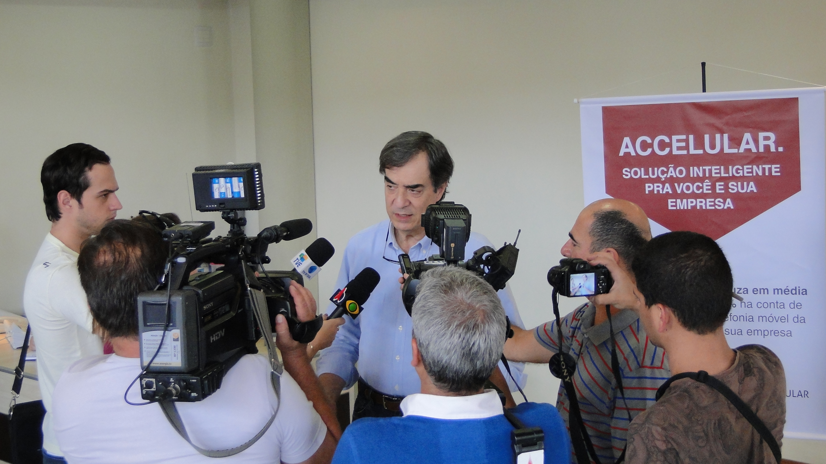 Rogério Amato (presidente da FACESP) fala com repórteres da imprensa local