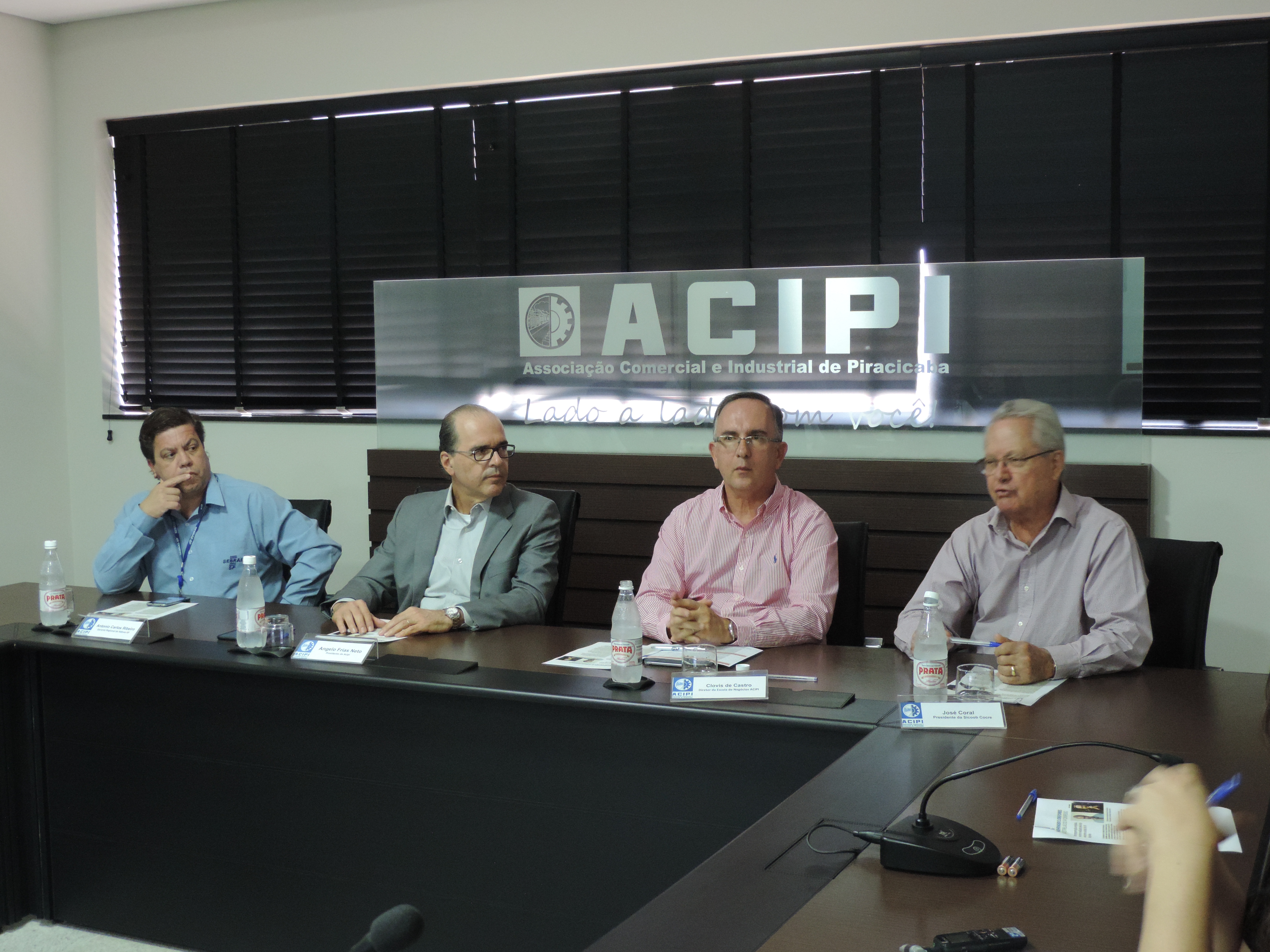 Foto da esquerda para a direita: Antonio Carlos Aguiar Ribeiro, gerente administrativo regional Sebrae-SP, Angelo Frias Neto, presidente da Acipi, Clovis Pinto de Castro, diretor da Escola de Negócios Acipi e José Coral, presidente da Sicoob Cocre.