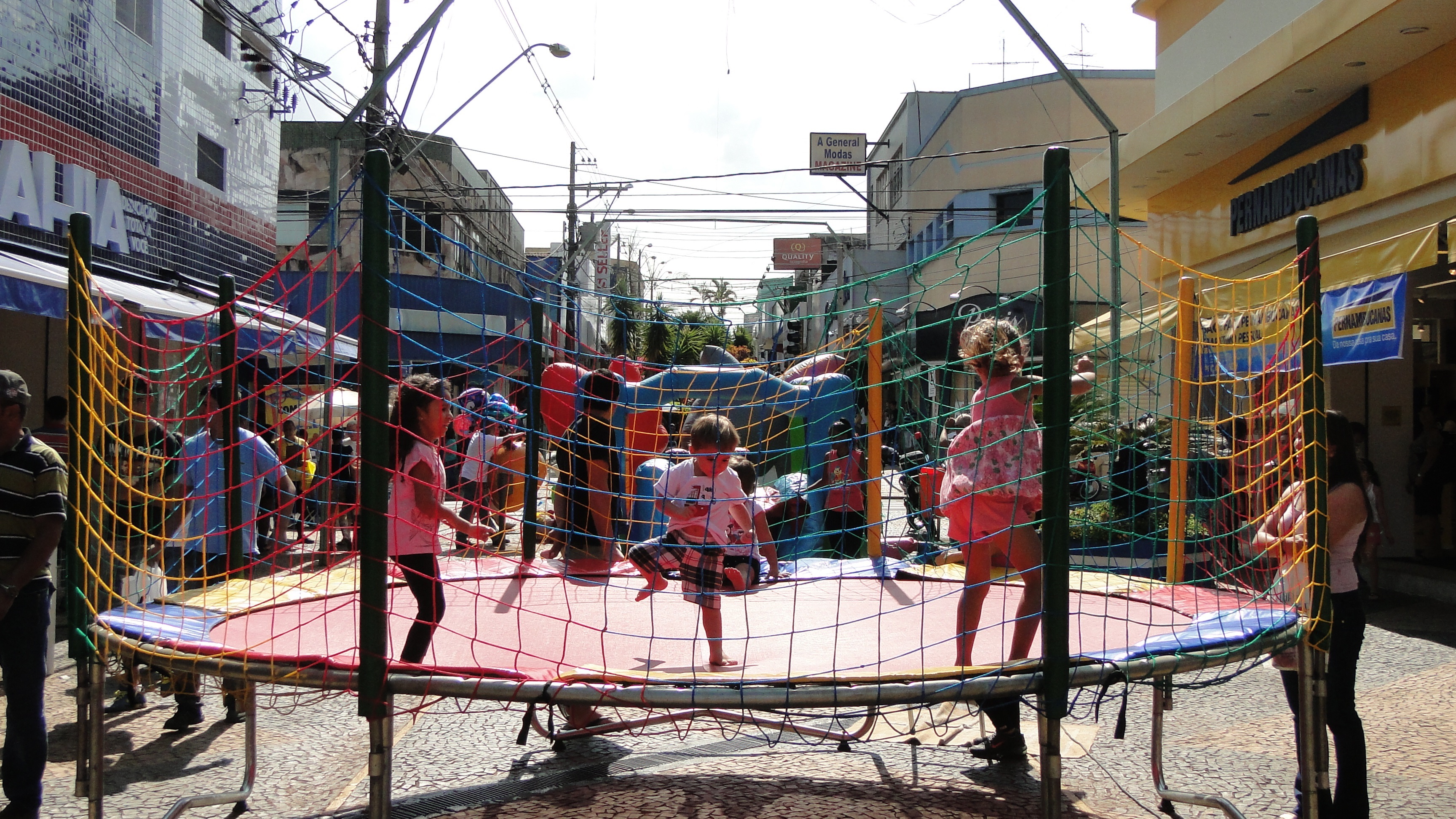 Piscina de bolinhas, cama elástica e outros brinquedos serão instalados neste sábado (11)