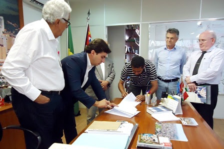 Encontro no gabinete do prefeito Vinicius Camarinha formalizou a renovação do convênio para a manutenção da Jucesp