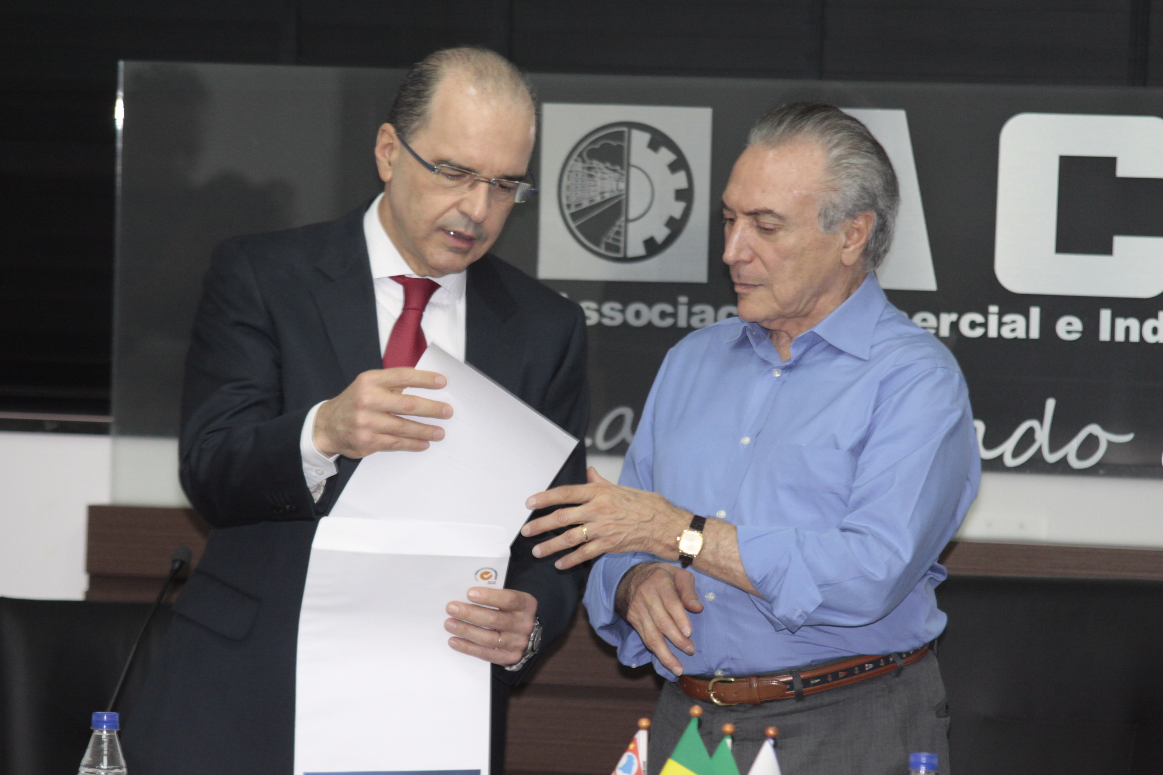 Acipi, pelas mãos de seu presidente Angelo Frios Neto, entrega carta de reivindicações ao vice-presidente, Michel Temer.