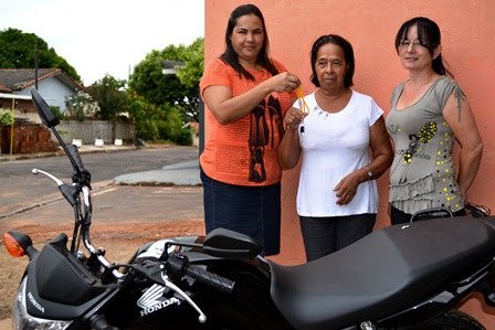 A moto zero quilômetro foi entregue para Sabina Gomes da Silva, que foi premiada na campanha de Natal